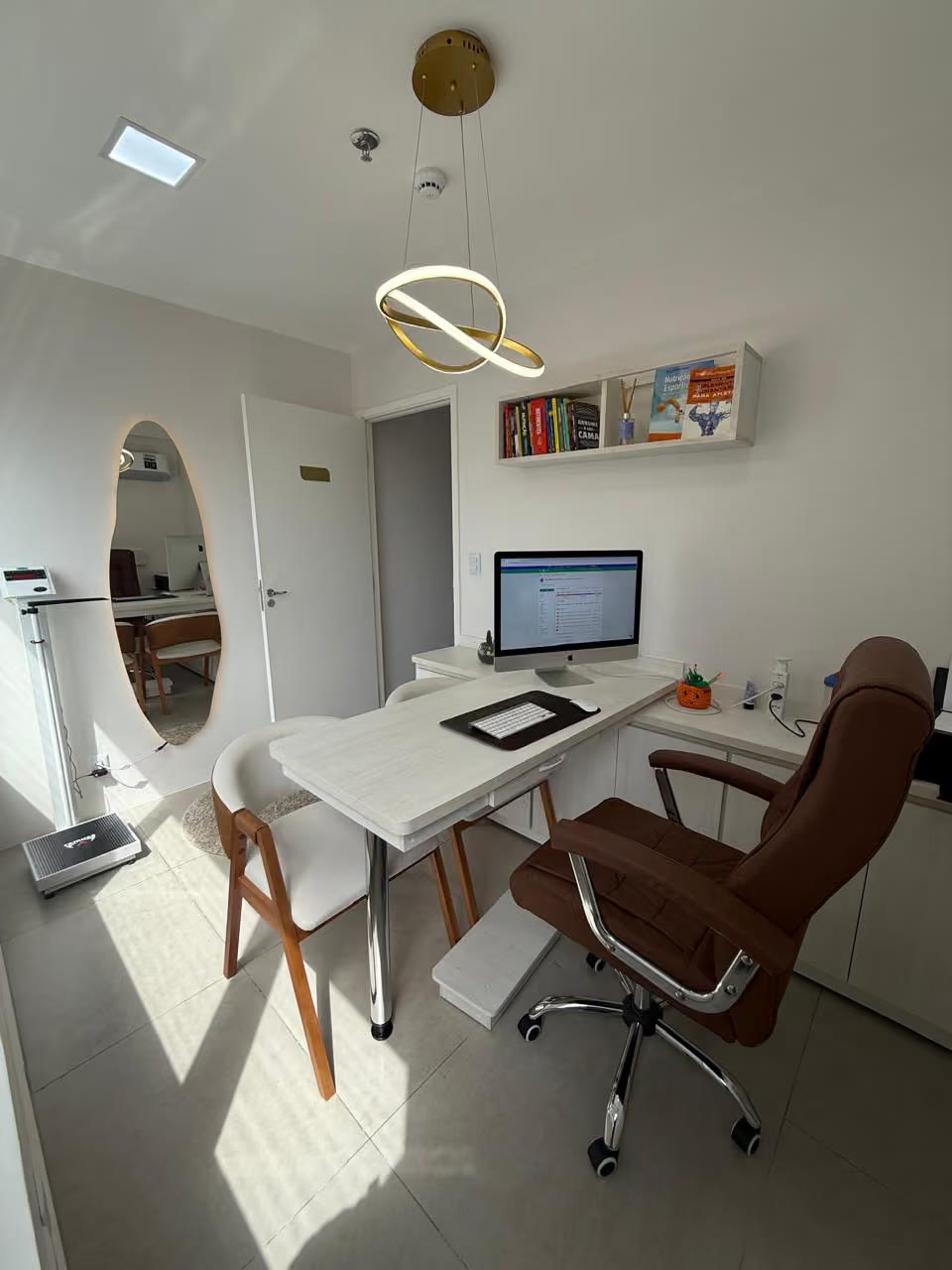 Sala de atendimento com balança de bioimpedância