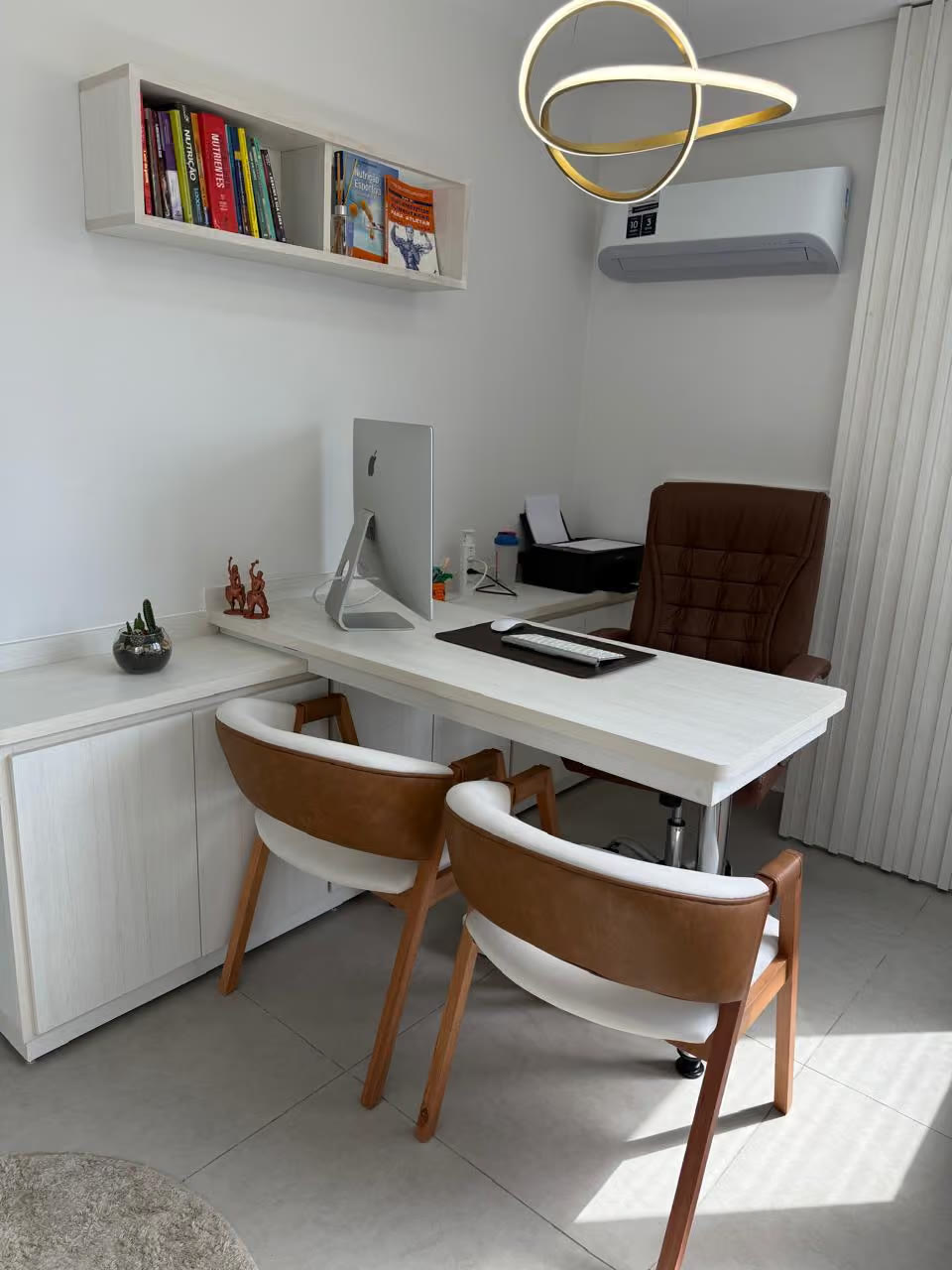 Sala de atendimento com estação de trabalho